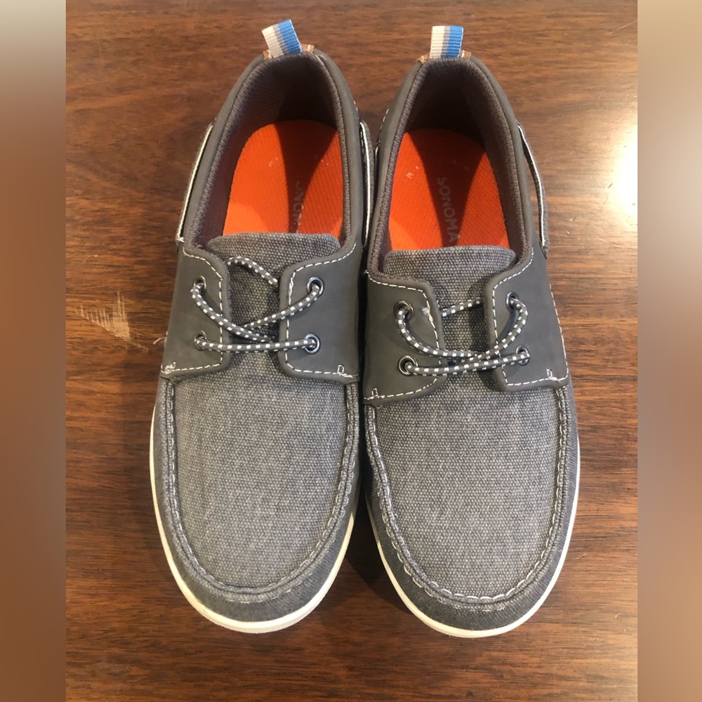 Boys slip on shoes. Size 3. In very good condition.